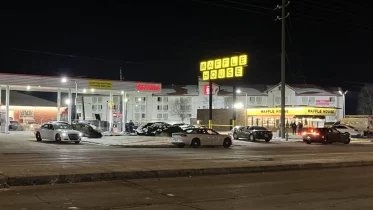 1 killed, 5 wounded in shooting at Waffle House in Indianapolis police